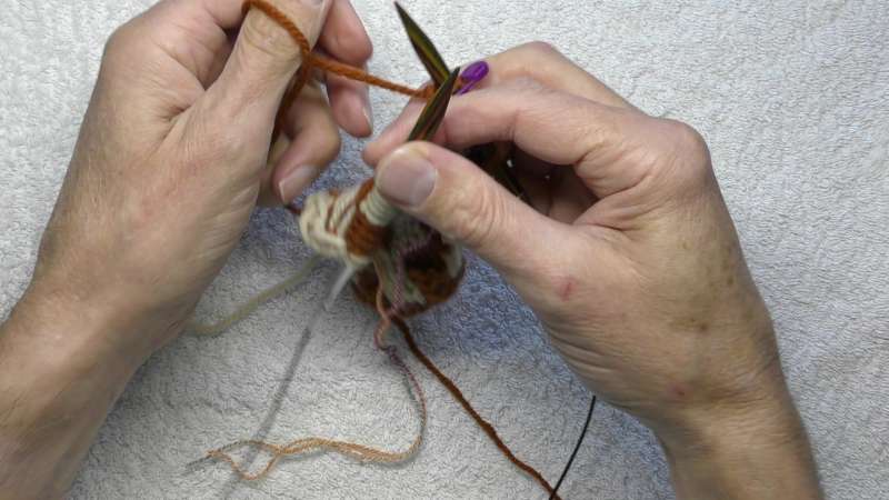 Form a loop with yarn of the colour of the previous stitch
