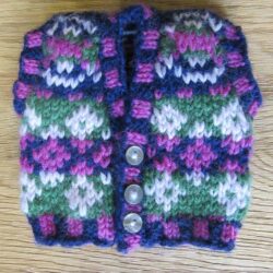 Miniature stranded knitting sleeveless cardigan